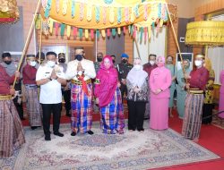 Kapolda Sulsel Dianugerahi Gelar Kehormatan Ipalewai Daeng Matutu