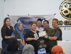 Owner 88 Group Bone Bagikan Paket Sembako dan Hadiahkan Iphone kepada Korban Black Market