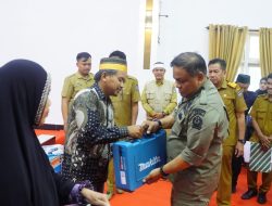 Bupati Bone Serahkan Bantuan Alat Pengembangan Usaha ke – 52 Kelompok Usaha Bersama