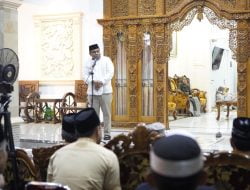 Takziah Malam Ke – 3 Almarhumah Saudarinya, Bupati Bone: Kehadiran Bapak dan Ibu Memberikan Semangat Pada Kami