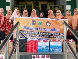Disdukcapil Pinrang Bersama Dharma Wanita, Berbagi Takjil Ramadan