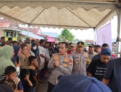 Kunjungi Titik Banjir Di Wajo, Kapolda dan Ketua Bhayangkari Sulsel Kompak Sapa Warga