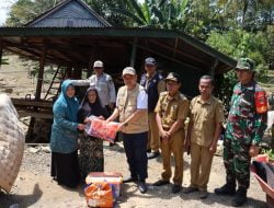*_Pemkab Wajo Gelontorkan Bantuan Beras Untuk Korban Bencana Banjir dan Tanah Longsor_*   WAJO— Pasca hujan deras yang mengguyur beberapa hari terakhir ini, mengakibatkan banyak rumah warga di Kabupaten Wajo terendam banjir. Melihat kondisi yang cukup memprihatinkan, sebagai wujud kepeduliannya, Pj. Bupati Wajo Andi Bataralifu di dampingi unsur forkopimda meninjau proses bantuan tahap pertama sebanyak 11 Ton beras, 10 ton dari Pemerintah Kabupaten Wajo dan 1 Ton dari Pemerintah Propinsi Sulawesi Selatan di Kantor Koramil Pitumpanua dan selanjutnya didistribusikan ke kantor kecamatan untuk diserahkan kepada korban bencana banjir dan tanah longsor di Kecamatan Pitumpanua dan Kecamatan Keera. Sabtu, 4 Mei 2024.  Penyerahan bantuan beras ini dipantau langsung oleh Pj. Bupati Wajo Andi Bataralifu di Kantor Koramil Pitumpanua, Andi Bataralifu berharap bantuan ini dapat mengurangi beban masyarakat yang terdampak bencana banjir dan tanah longsor.  “Kami berharap bantuan ini segera tiba kepada masyarakat korban bencana banjir dan tanah longsor serta mengurangi beban mereka, semua akan kami atur dengan baik sehinga bantuan ke masyarakat yang terdampak akan sampai dan tepat sasaran, ,” harapnya. (Humas Pemda)