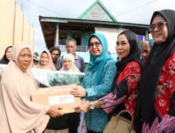Tim Penggerak PKK dan Dekranasda Kabupaten Wajo Salurkan Bantuan