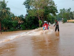 Hujan Deras Landa Bone, TNI Sigap Hadang Banjir di Garis Depan