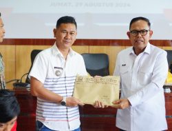 Wakil Bupati Bone Serahkan LHP Pertanggungjawaban APB Desa Tahun 2024