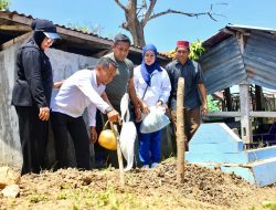 Bupati Bone Antar Duka Sarinawati, Korban Aksi di DPRD Makassar, hingga Janji Umrahkan Sang Ibu