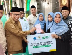 Perhatian Pemerintah Daerah, Wakil Bupati Bone Salurkan Insentif bagi Imam dan Guru Mengaji