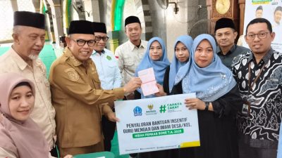 Perhatian Pemerintah Daerah, Wakil Bupati Bone Salurkan Insentif bagi Imam dan Guru Mengaji