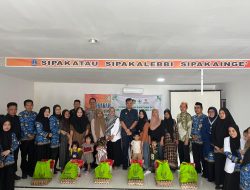 Gempur Stunting, BAZNAS Bone dan Puskesmas Awangpone Salurkan 114 Paket Gizi