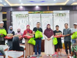 Bukan Sekadar Janji, Pemkab Bone Cairkan Gaji Petugas Kebersihan dan Salurkan Sembako Baznas