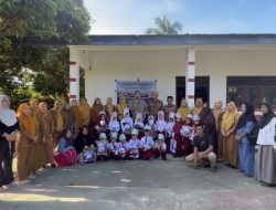 Hari Pertama Masuk Sekolah, Wakil Ketua DPRD Bone Irwandi Burhan Ramaikan Gerakan Ayah Antar Anak