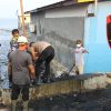 BupAAS Bersama Personel Brimob Turun Langsung Bersihkan Sampah Dekat Markas Polairud Bone