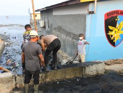 BupAAS Bersama Personel Brimob Turun Langsung Bersihkan Sampah Dekat Markas Polairud Bone