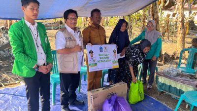 BAZNAS Bone Salurkan Bantuan untuk Lansia Korban Kebakaran di Desa Walenreng